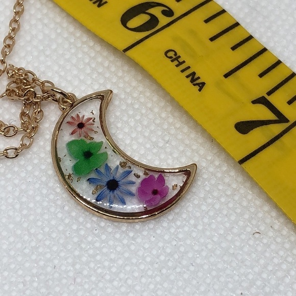 Moon Shaped Pressed Flower Necklace with Gift Box - Picture 7 of 10